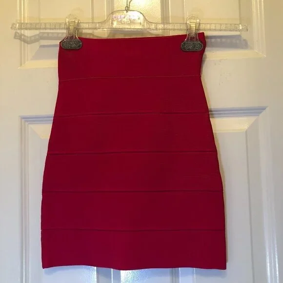 BCBGMAXAZRIA Bandage Red Mini Skirt Size XS EUC CLOSET CLEAR-OUT! - Picture 2 of 9
